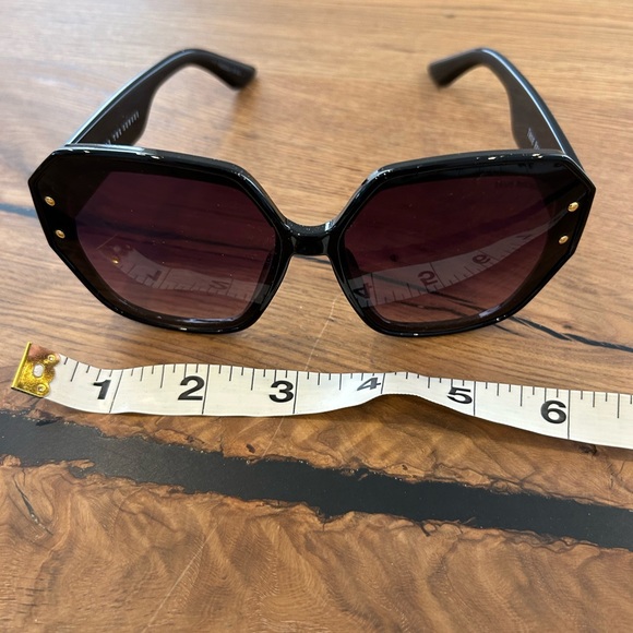 True Religion big lens sunglasses - Picture 2 of 5